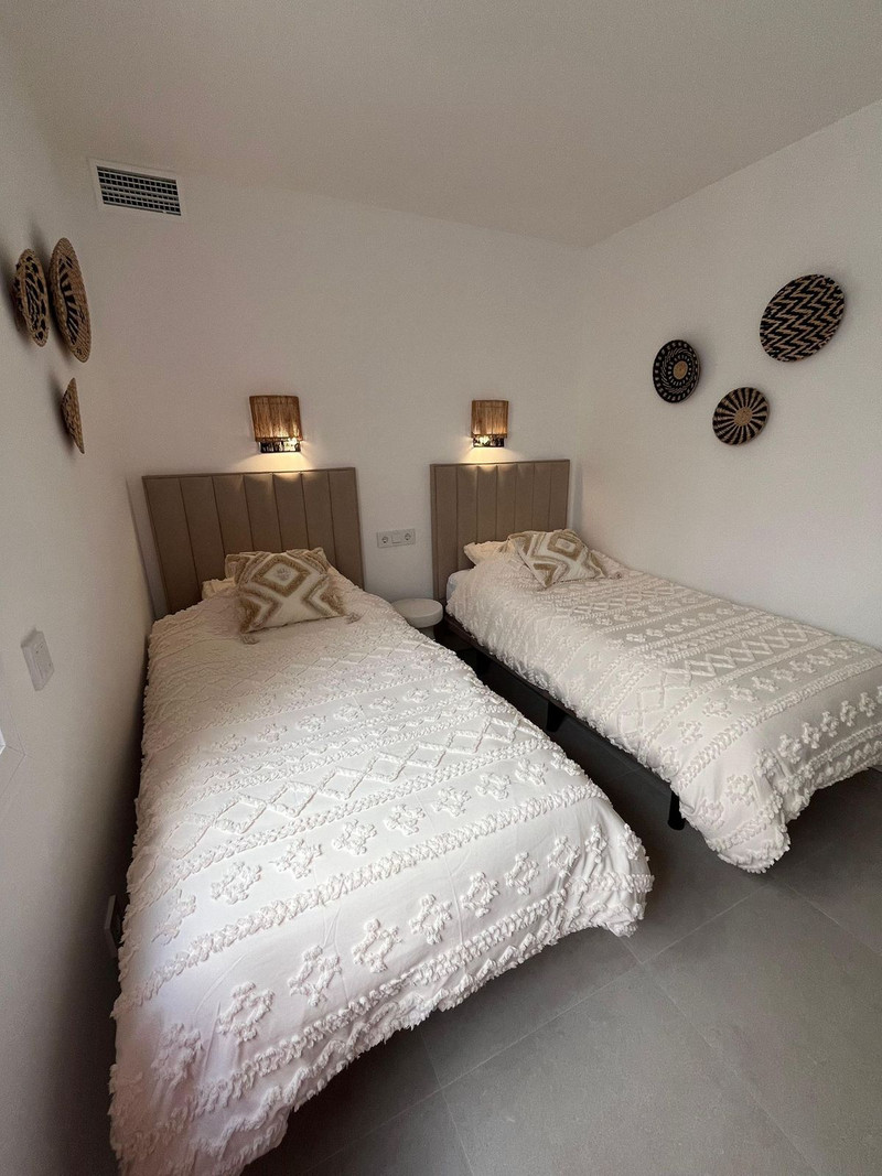 Elegant Middle Floor Apartment for Long-Term Rental in Estepona