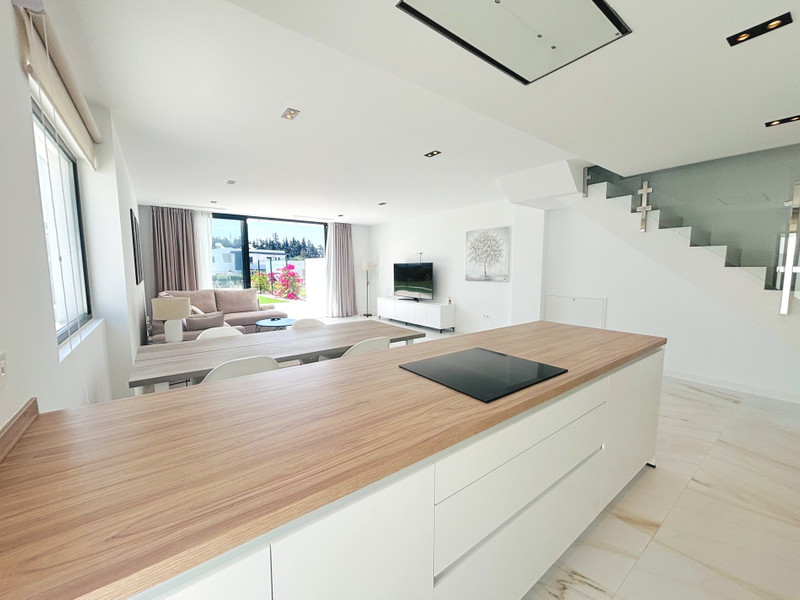 Semi-Detached House for Long-Term Rent in Estepona