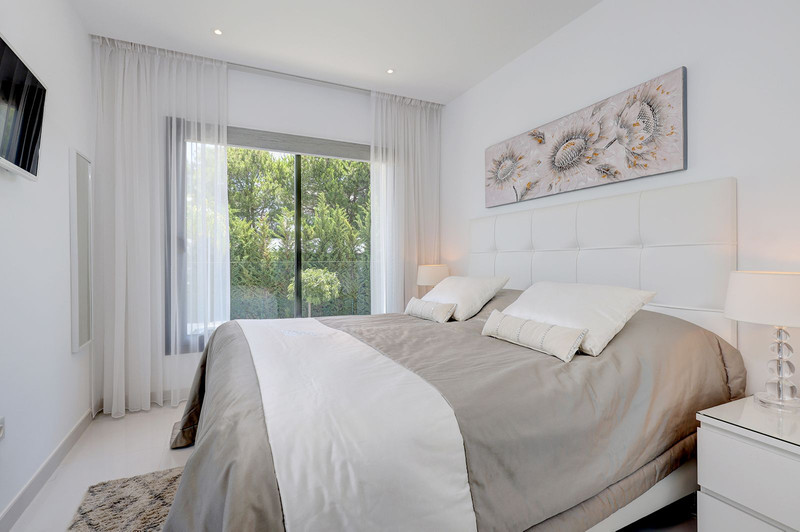 Bright Middle Floor Apartment for Long-Term Rental in Estepona