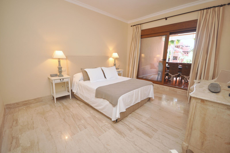 Elegant Middle Floor Apartment for Sale in a Prime Location – Estepona