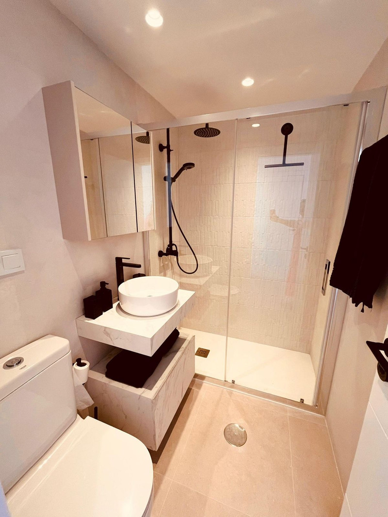 Elegant Middle Floor Apartment for Long-Term Rental in Estepona