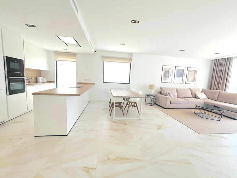 Semi-Detached House for Long-Term Rent in Estepona