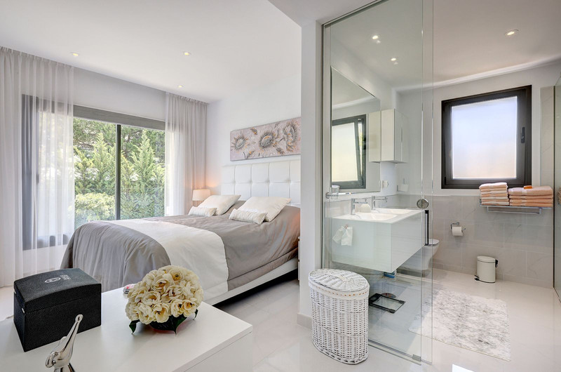 Bright Middle Floor Apartment for Long-Term Rental in Estepona