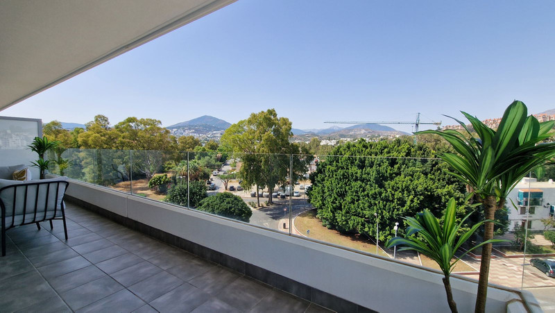 Stylish Middle Floor Apartment for Sale in Nueva Andalucía