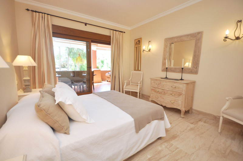 Elegant Middle Floor Apartment for Sale in a Prime Location – Estepona