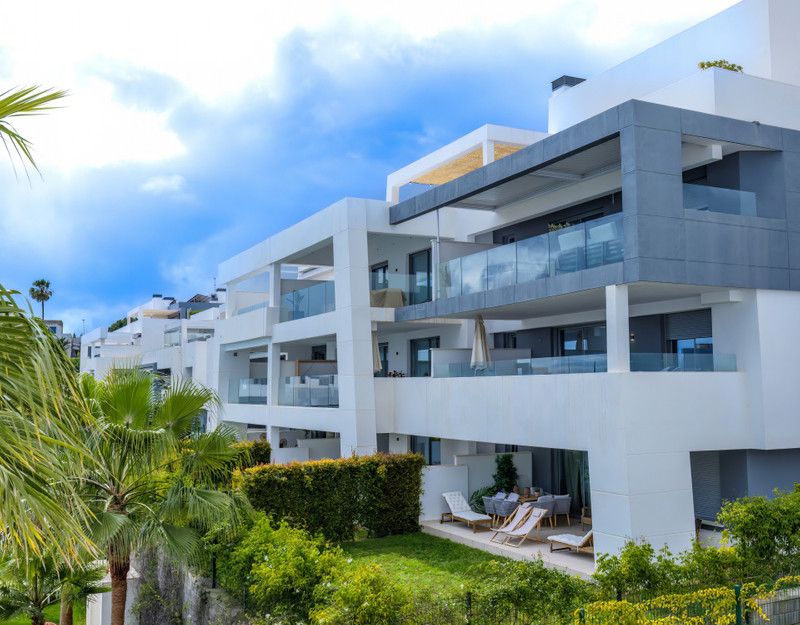 Comfort & Location: Middle Floor Apartment for Long-Term Rental on the New Golden Mile