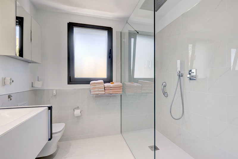 Bright Middle Floor Apartment for Long-Term Rental in Estepona