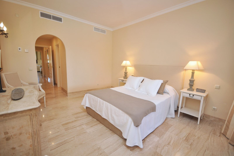 Elegant Middle Floor Apartment for Sale in a Prime Location – Estepona