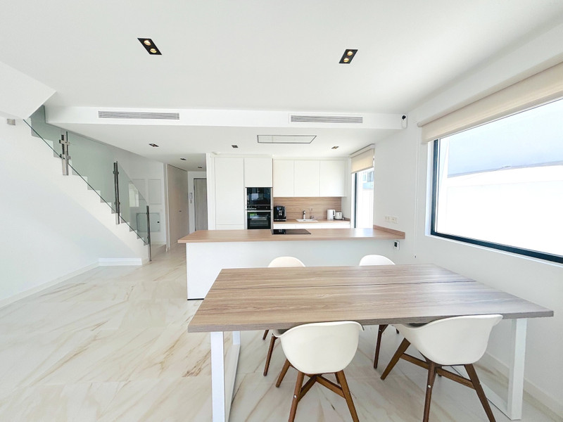 Semi-Detached House for Long-Term Rent in Estepona