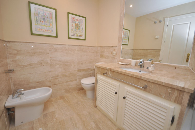 Elegant Middle Floor Apartment for Sale in a Prime Location – Estepona