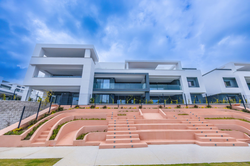 Comfort & Location: Middle Floor Apartment for Long-Term Rental on the New Golden Mile