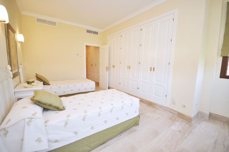 Elegant Middle Floor Apartment for Sale in a Prime Location – Estepona