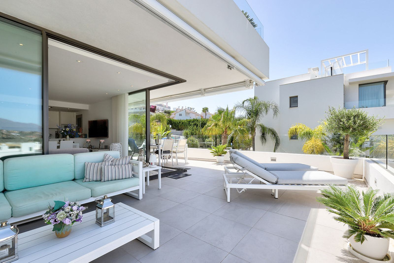 Bright Middle Floor Apartment for Long-Term Rental in Estepona