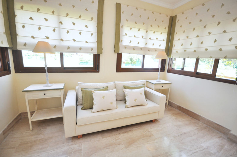 Elegant Middle Floor Apartment for Sale in a Prime Location – Estepona