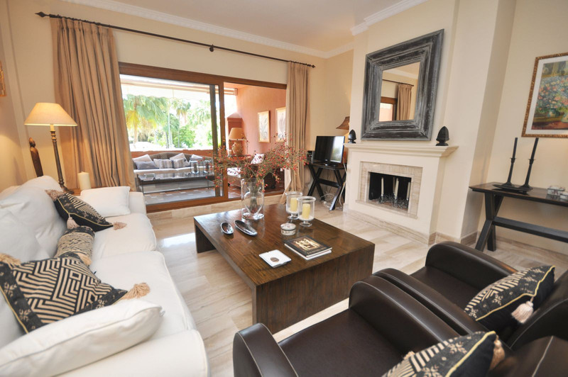 Elegant Middle Floor Apartment for Sale in a Prime Location – Estepona