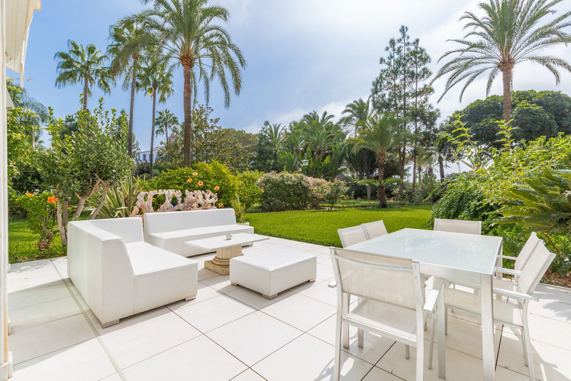 Charming Ground Floor Apartment for Long-Term Rental in Puerto Banús