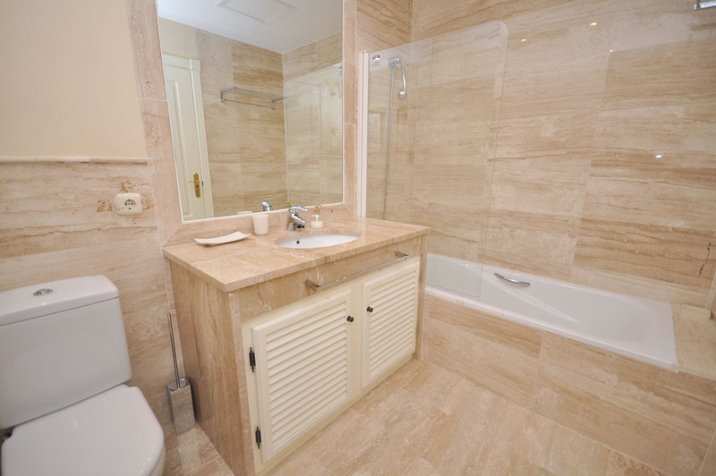 Elegant Middle Floor Apartment for Sale in a Prime Location – Estepona