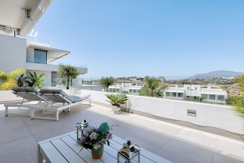 Bright Middle Floor Apartment for Long-Term Rental in Estepona