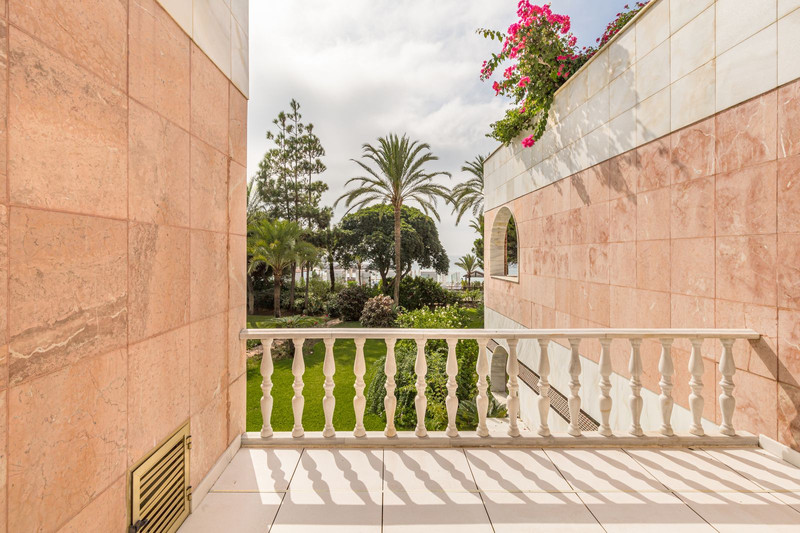 Charming Ground Floor Apartment for Long-Term Rental in Puerto Banús