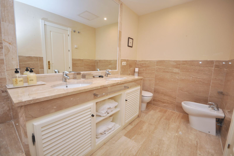 Elegant Middle Floor Apartment for Sale in a Prime Location – Estepona