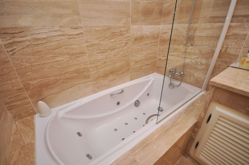 Elegant Middle Floor Apartment for Sale in a Prime Location – Estepona