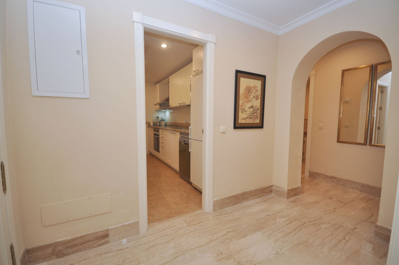 Elegant Middle Floor Apartment for Sale in a Prime Location – Estepona
