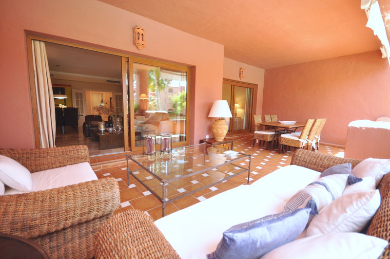 Elegant Middle Floor Apartment for Sale in a Prime Location – Estepona