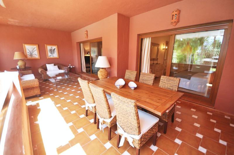 Elegant Middle Floor Apartment for Sale in a Prime Location – Estepona