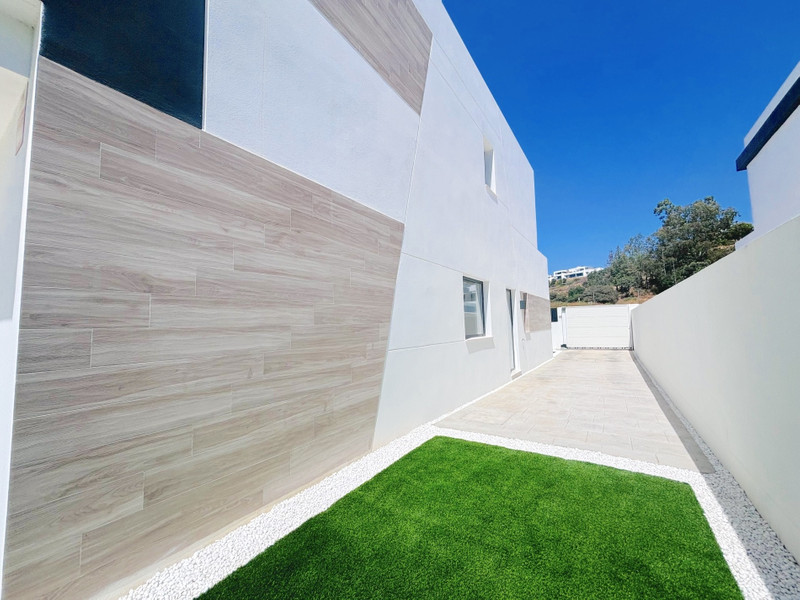 Semi-Detached House for Long-Term Rent in Estepona