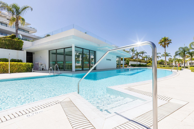 Bright Middle Floor Apartment for Long-Term Rental in Estepona