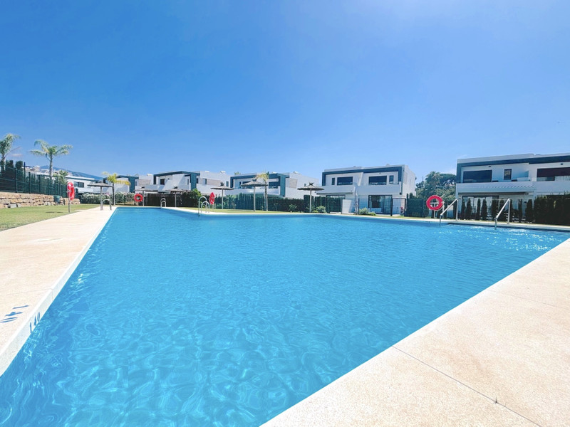 Semi-Detached House for Long-Term Rent in Estepona