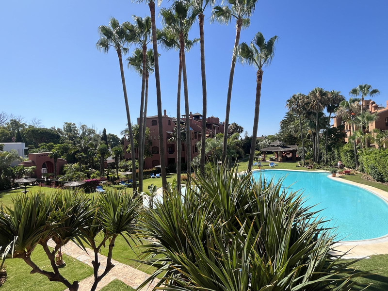 Elegant Middle Floor Apartment for Sale in a Prime Location – Estepona