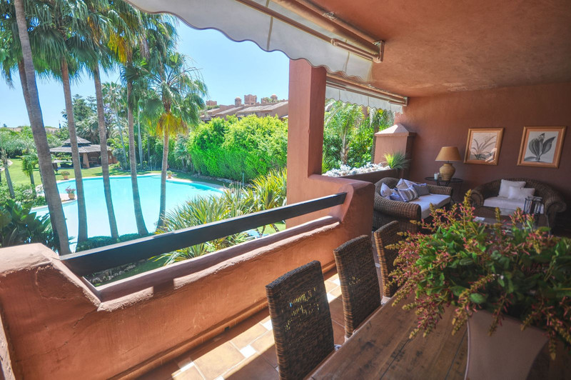 Elegant Middle Floor Apartment for Sale in a Prime Location – Estepona