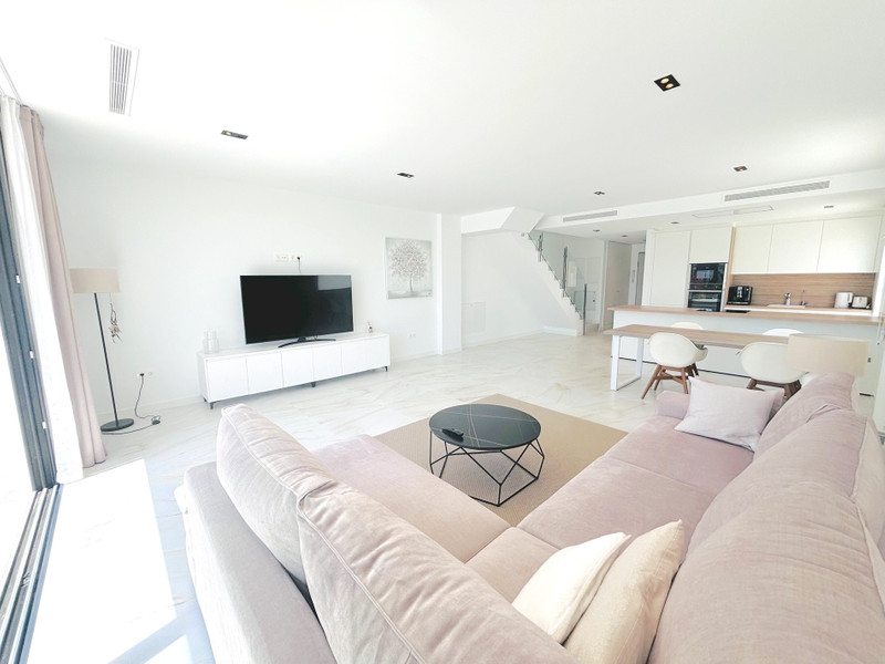 Semi-Detached House for Long-Term Rent in Estepona