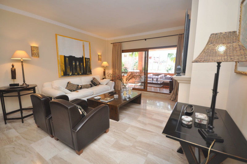 Elegant Middle Floor Apartment for Sale in a Prime Location – Estepona