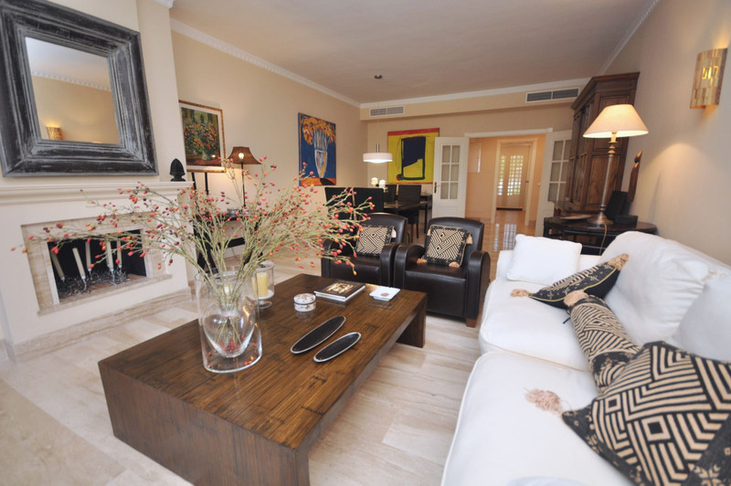 Elegant Middle Floor Apartment for Sale in a Prime Location – Estepona