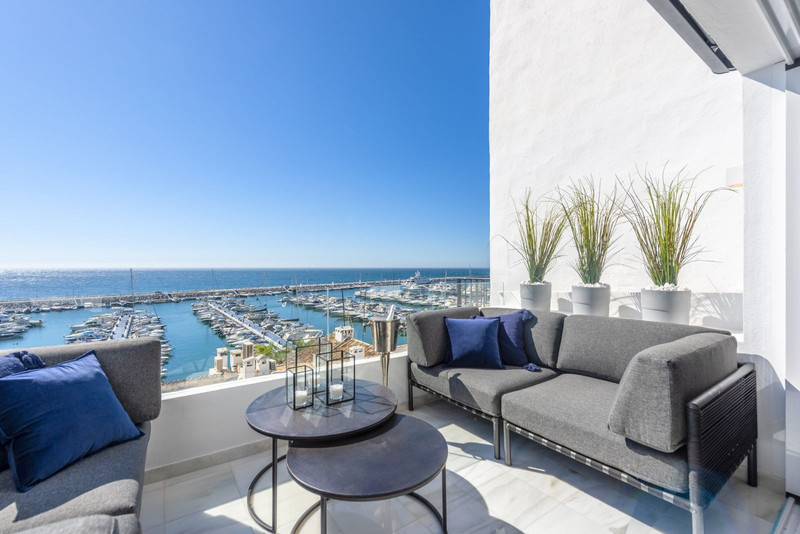 Comfort & Lifestyle: Middle Floor Apartment for Long-Term Rent in Puerto Banús