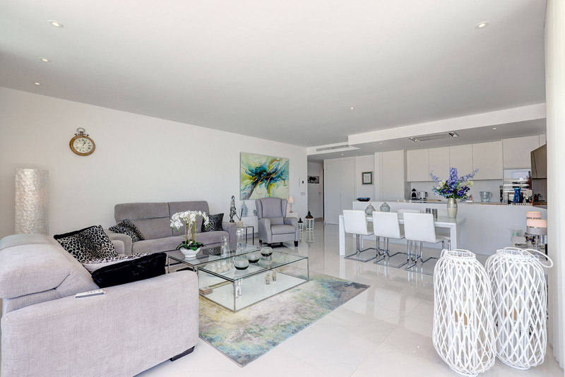 Bright Middle Floor Apartment for Long-Term Rental in Estepona