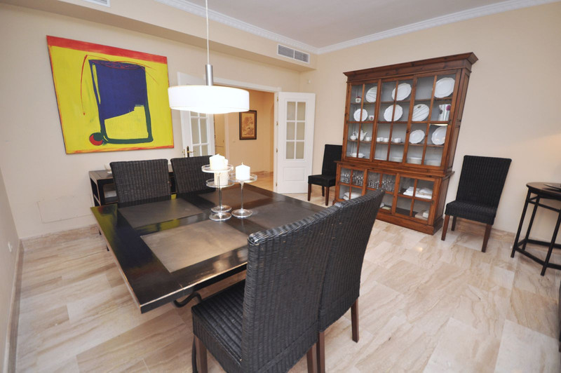 Elegant Middle Floor Apartment for Sale in a Prime Location – Estepona