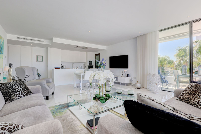 Bright Middle Floor Apartment for Long-Term Rental in Estepona