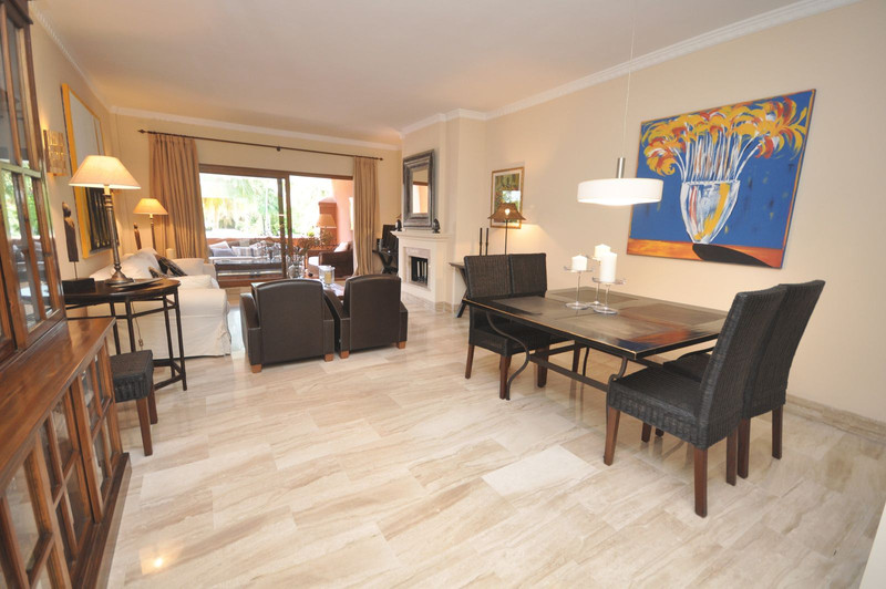 Elegant Middle Floor Apartment for Sale in a Prime Location – Estepona