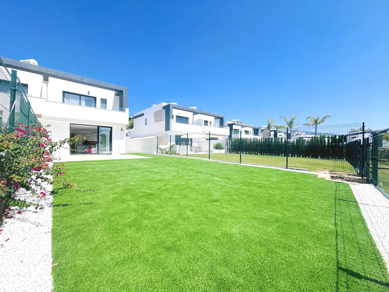 Semi-Detached House for Long-Term Rent in Estepona