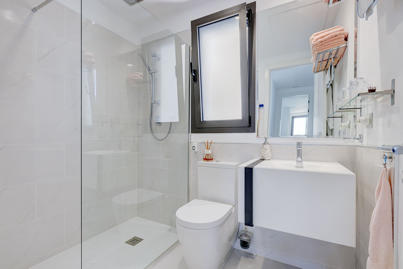 Bright Middle Floor Apartment for Long-Term Rental in Estepona