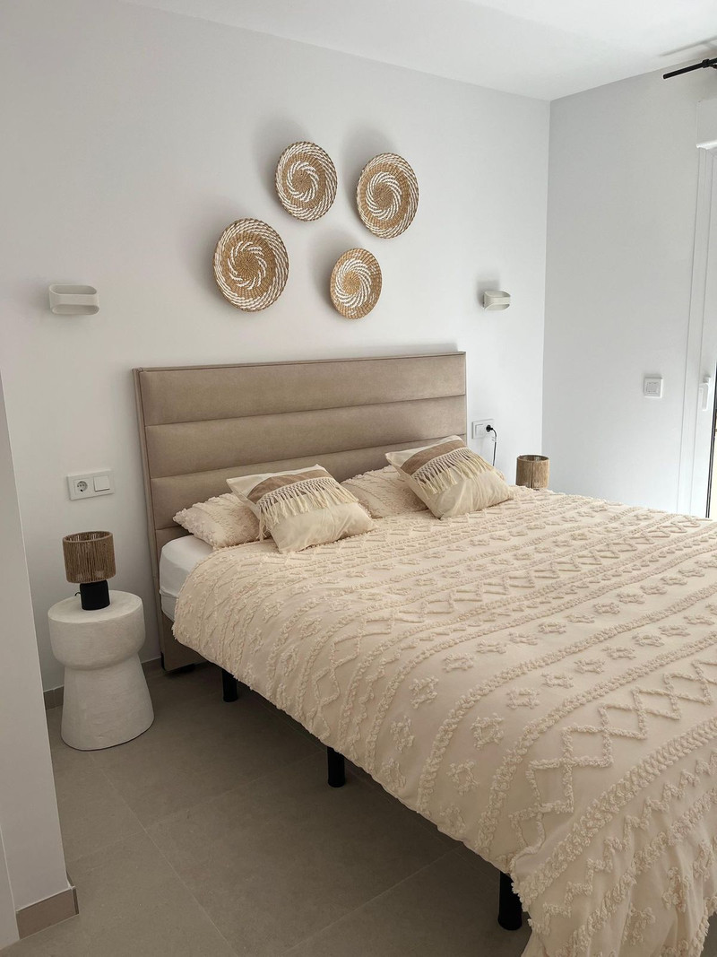 Elegant Middle Floor Apartment for Long-Term Rental in Estepona