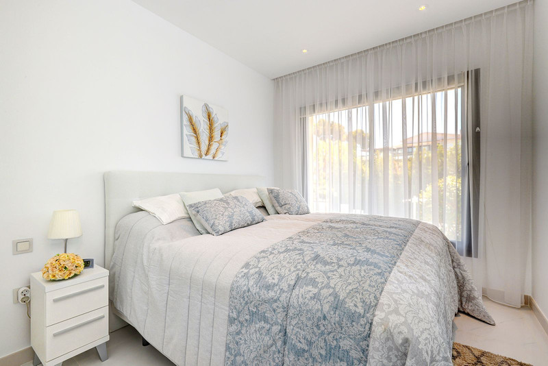 Bright Middle Floor Apartment for Long-Term Rental in Estepona
