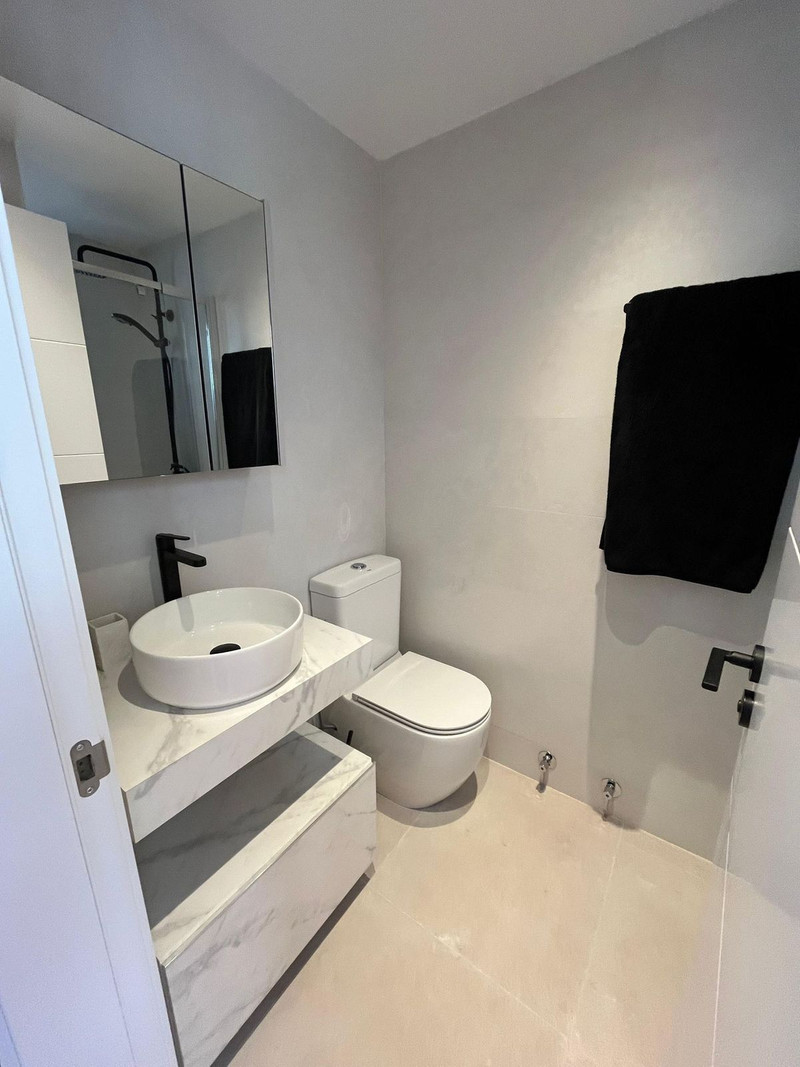 Elegant Middle Floor Apartment for Long-Term Rental in Estepona