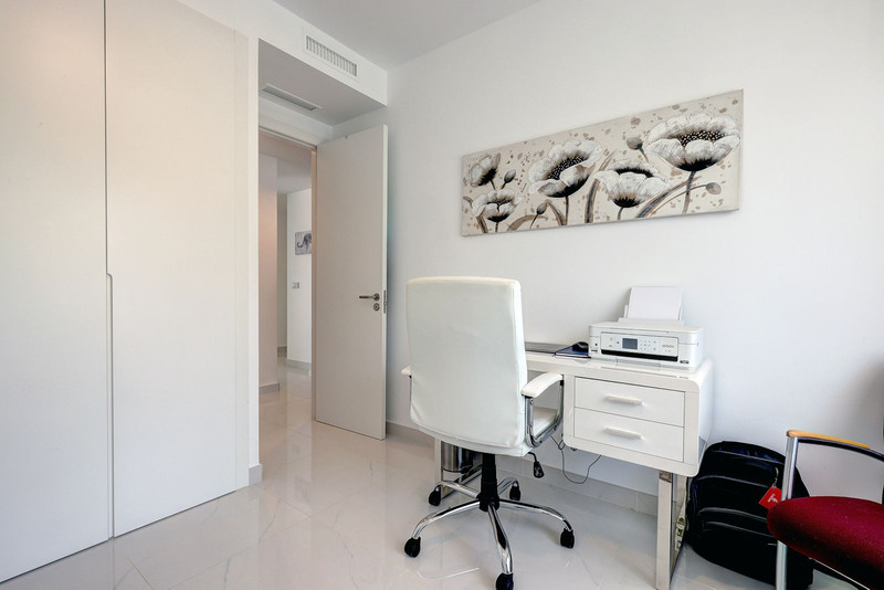 Bright Middle Floor Apartment for Long-Term Rental in Estepona