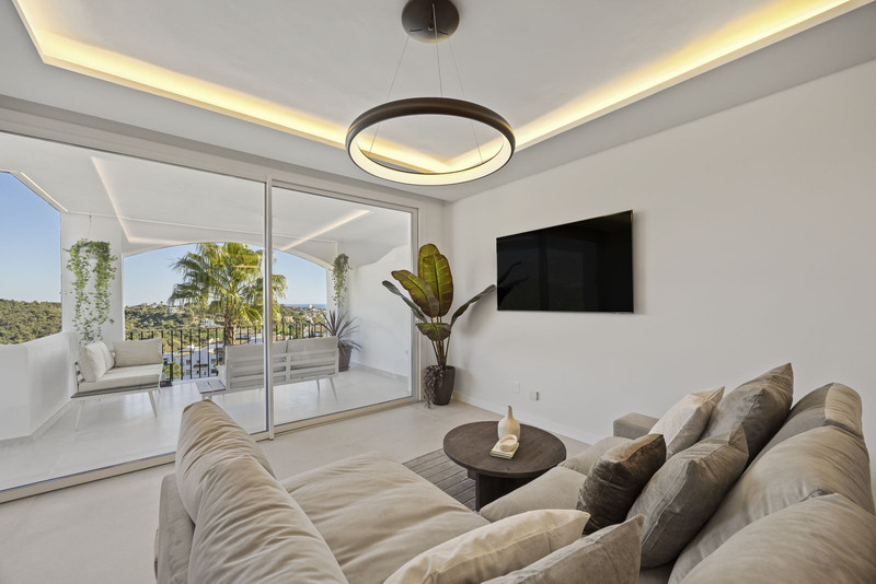 Bright Middle Floor Apartment for Long-Term Rental in La Quinta