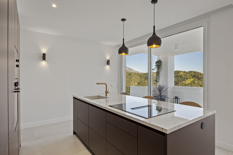 Bright Middle Floor Apartment for Long-Term Rental in La Quinta