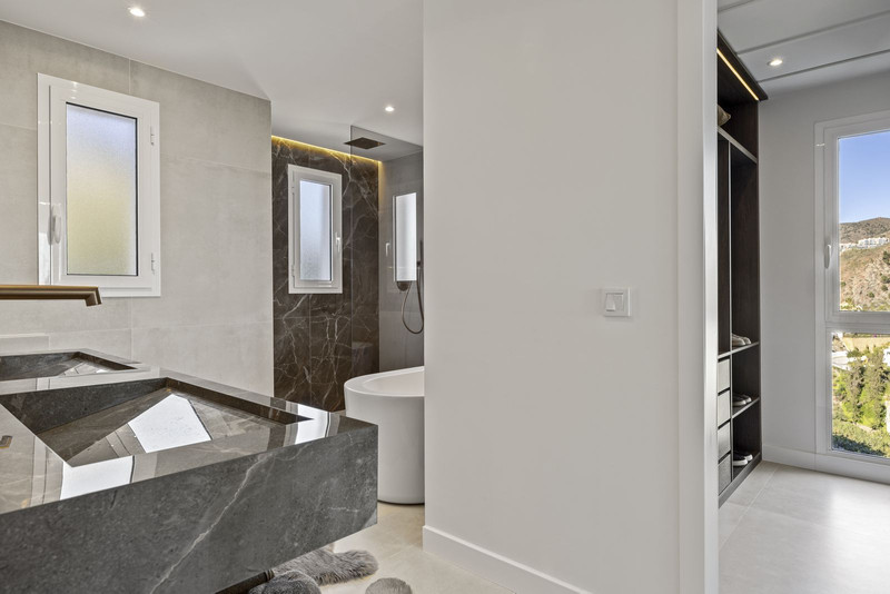 Bright Middle Floor Apartment for Long-Term Rental in La Quinta